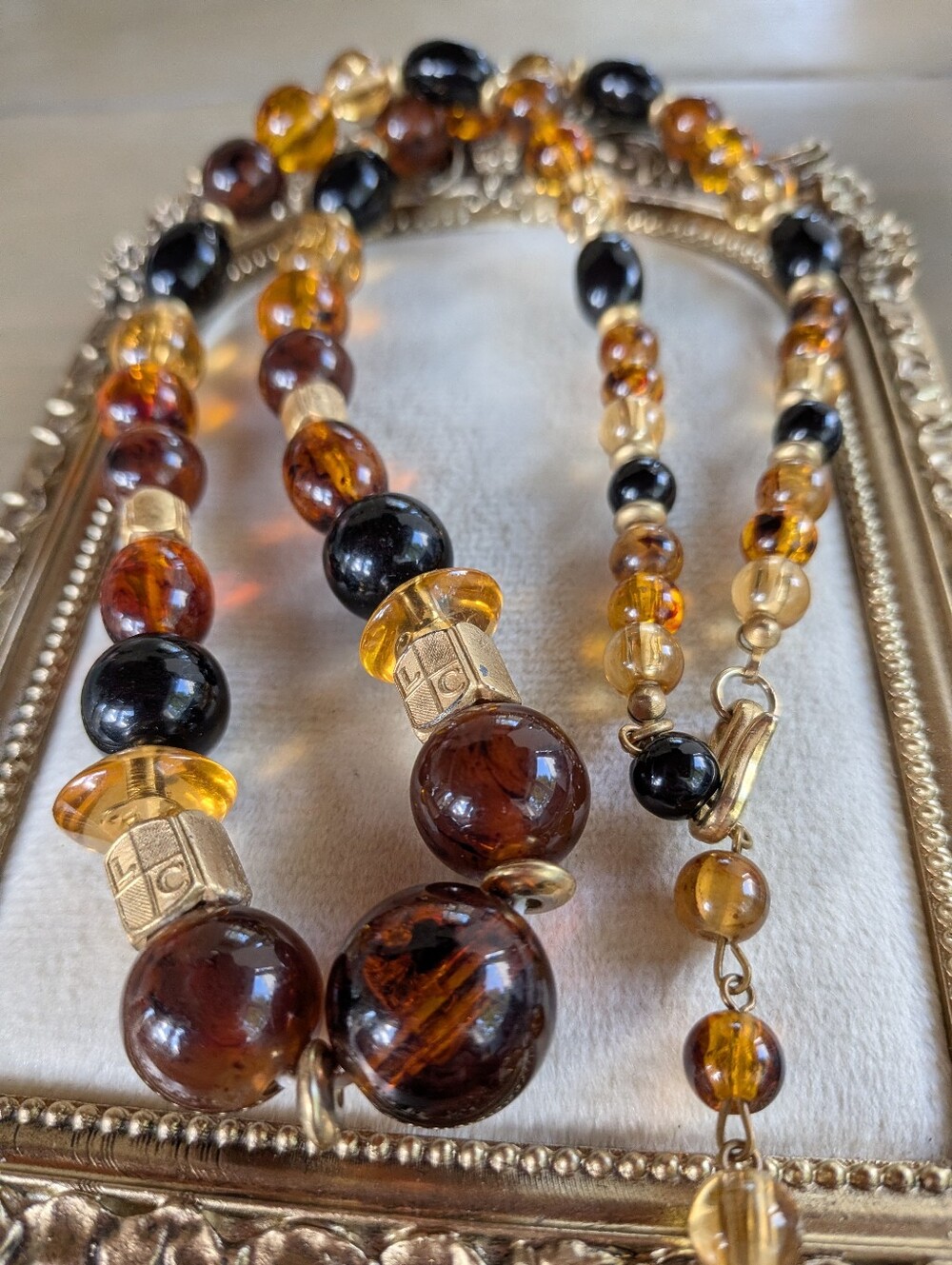 Liz Claiborne Amber Tortoiseshell Beaded Statement Necklace Gold Tone 19–22”